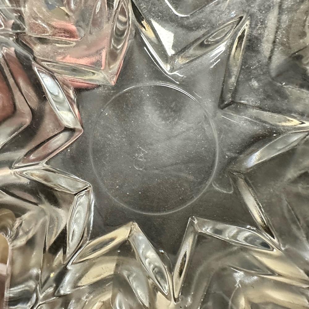 Elegant Star-Shaped Glass Bowl - Picture 2 of 2